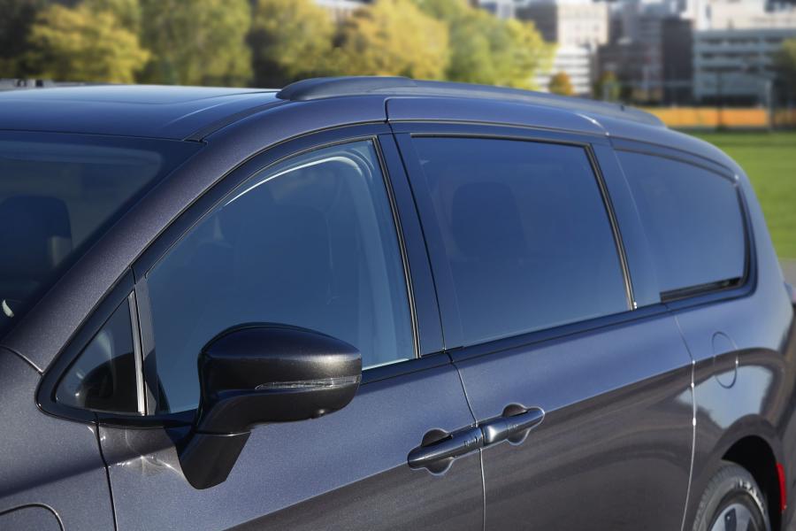 Детали экстерьера Chrysler Pacifica Hybrid Appearance Package (RU) 2018 года  (фото 3 из 6)